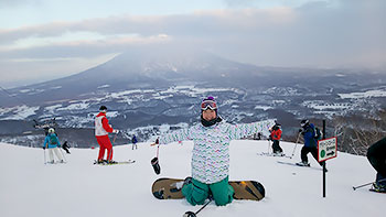 [写真]羊蹄山をバックに太田渉子