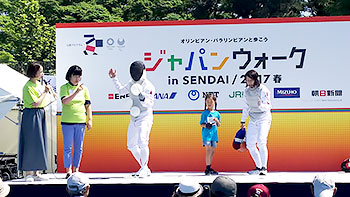 [写真]フェンシングの菅原智恵子選手と千田健太選手によるトークショー