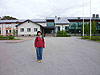 [写真]校舎をバックに立つ太田渉子選手