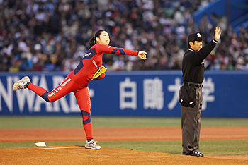 [写真]神宮球場での始球式、ボールを投げる太田渉子選手