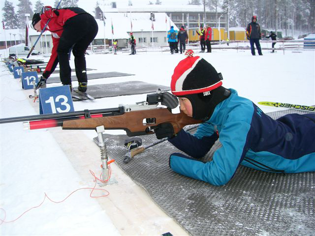 [写真]射撃練習する太田選手