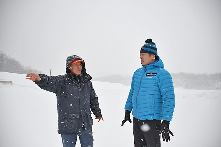 北海道バイアスロン連盟の菊地二久理事長、荒井監督