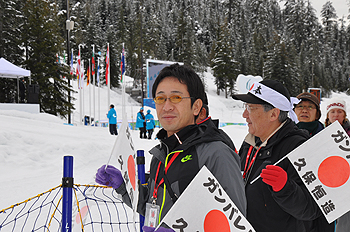 [写真]地元からたくさんの応援団が来ている