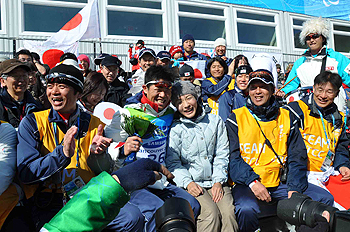 [写真]新田選手と奥さん