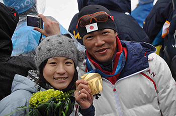 [写真]奥さんと新田選手