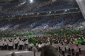 [写真]バンクーバーパラリンピック開会式、日本選手団入場