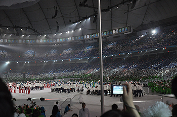 [写真]バンクーバーパラリンピック開会式、選手入場