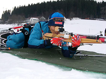 [写真]射撃の練習をする長田選手