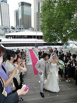 [写真]クルーザーから登場した新田選手と花嫁さん