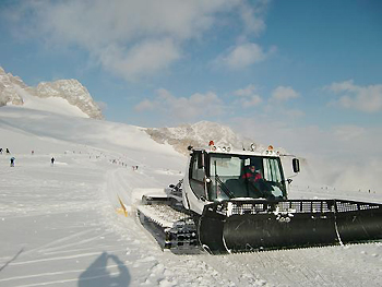 [写真]圧雪車